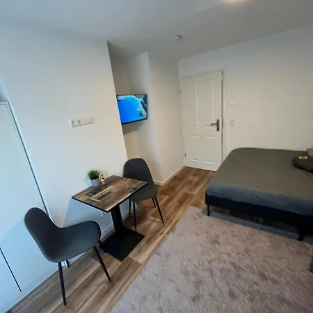 Hostal Hub 18 - Mit Balkon *