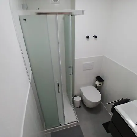 Hub 18 - Mit Balkon Hostal