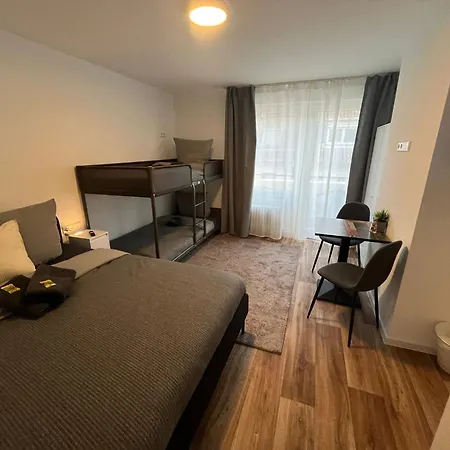 Hub 18 - Mit Balkon Hostal *